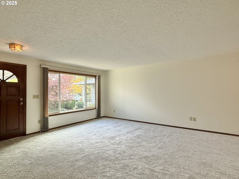 Living Room/Entrance