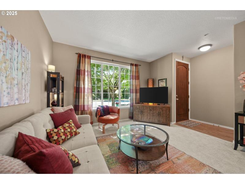 Living Room/Entrance