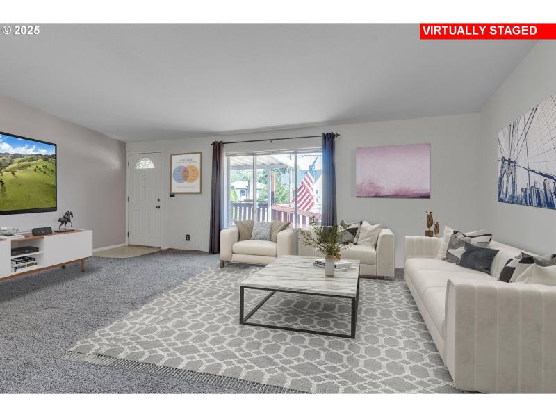 Living Room/Entrance