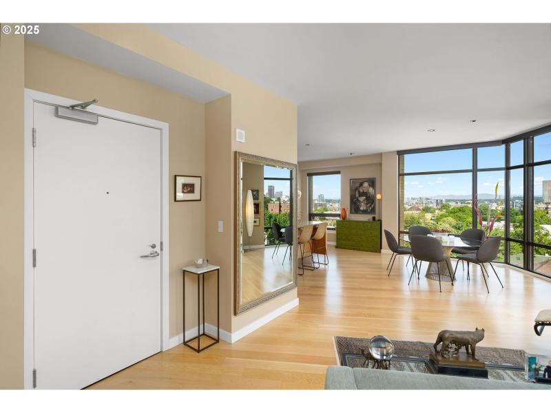 Living Room/Entrance