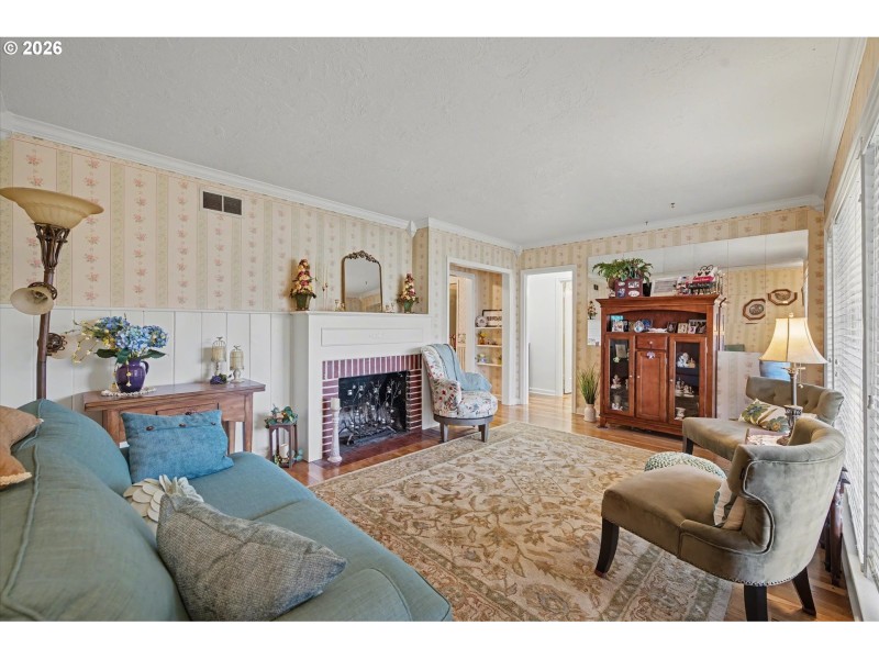 Living Room/Entrance