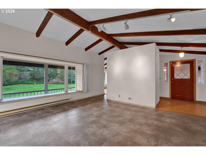 Living Room/Entrance