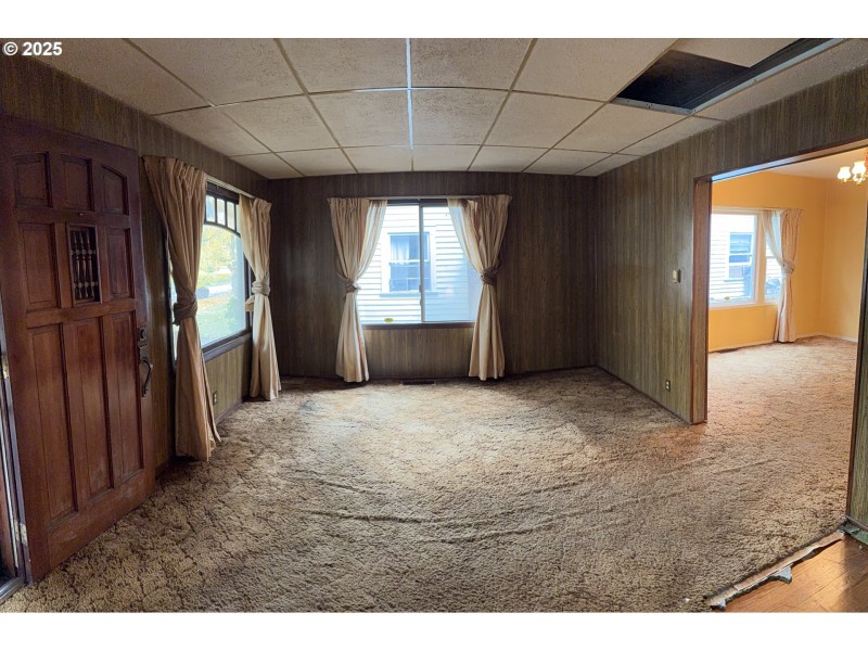 Living Room/Entrance