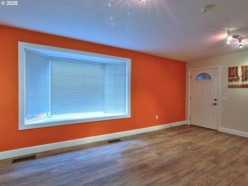 Living Room/Entrance