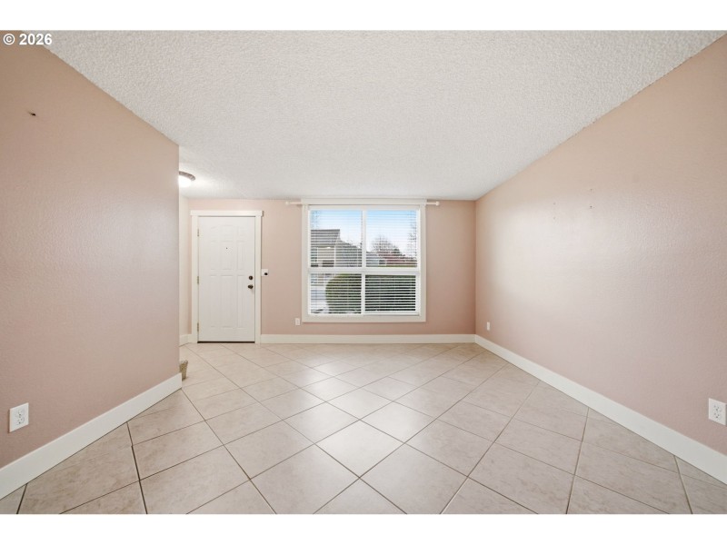 Living Room/Entrance