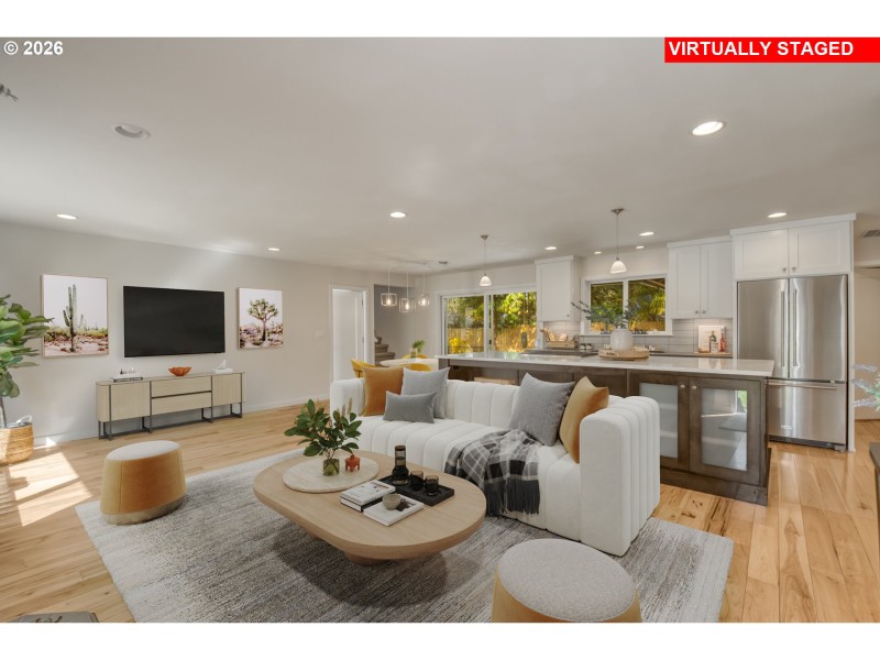 Living Room/Entrance