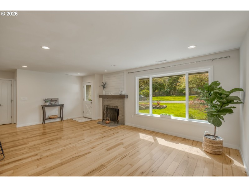 Living Room/Entrance