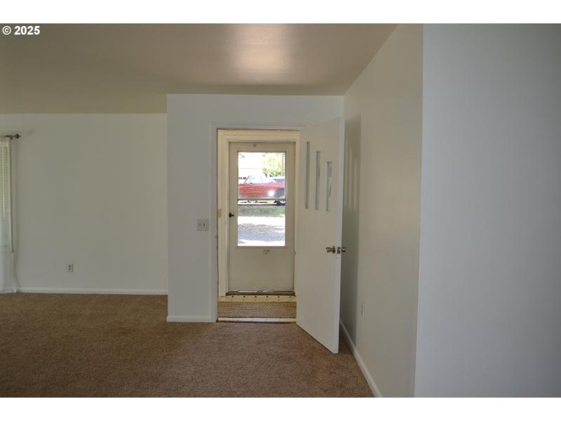 Living Room/Entrance