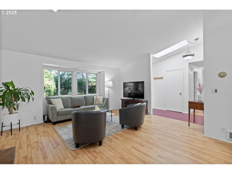 Living Room/Entrance