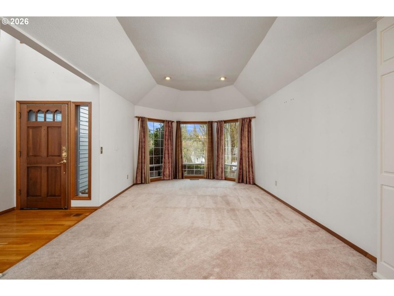 Living Room/Entrance