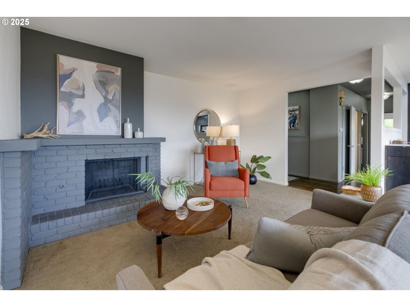 Living Room/Entrance