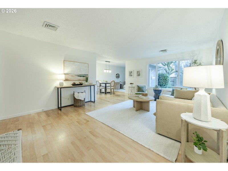 Living Room/Entrance