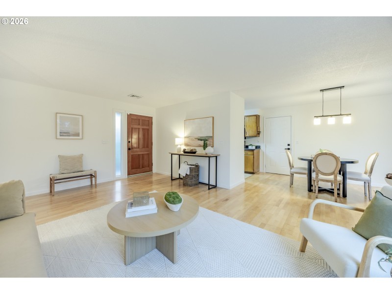 Living Room/Entrance