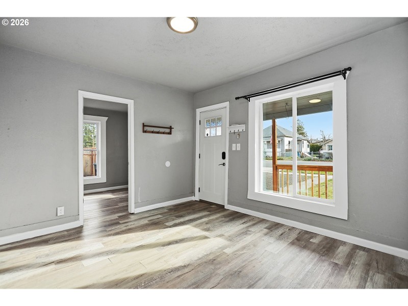 Living Room/Entrance