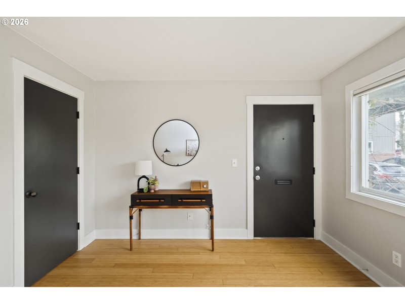 Living Room/Entrance