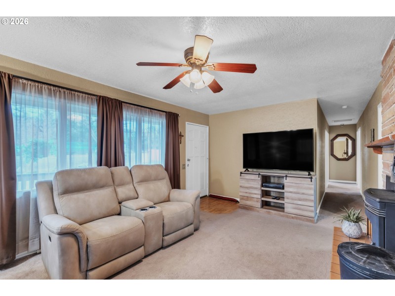 Living Room/Entrance