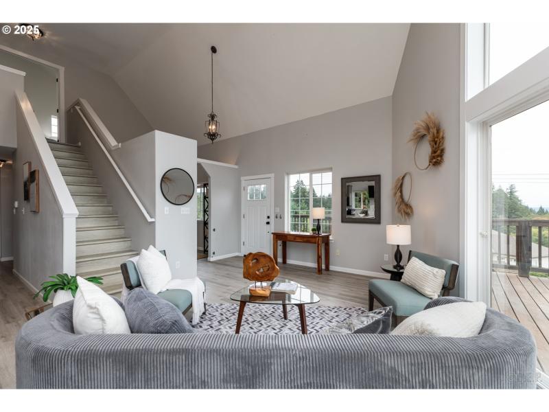 Living Room/Entrance