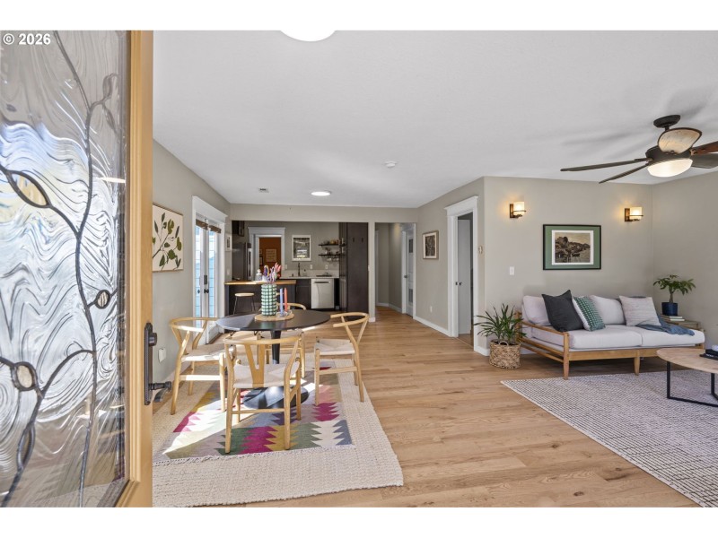 Living Room/Entrance