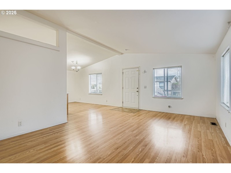 Living Room/Entrance