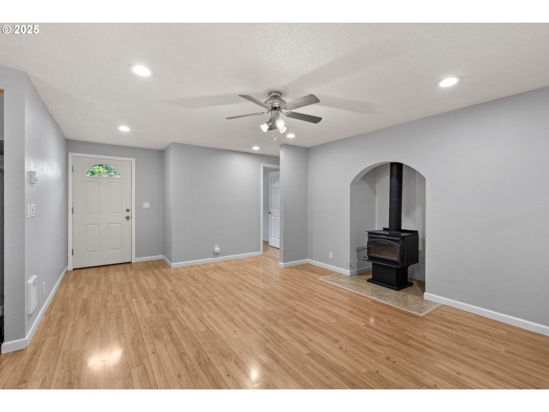 Living Room/Entrance