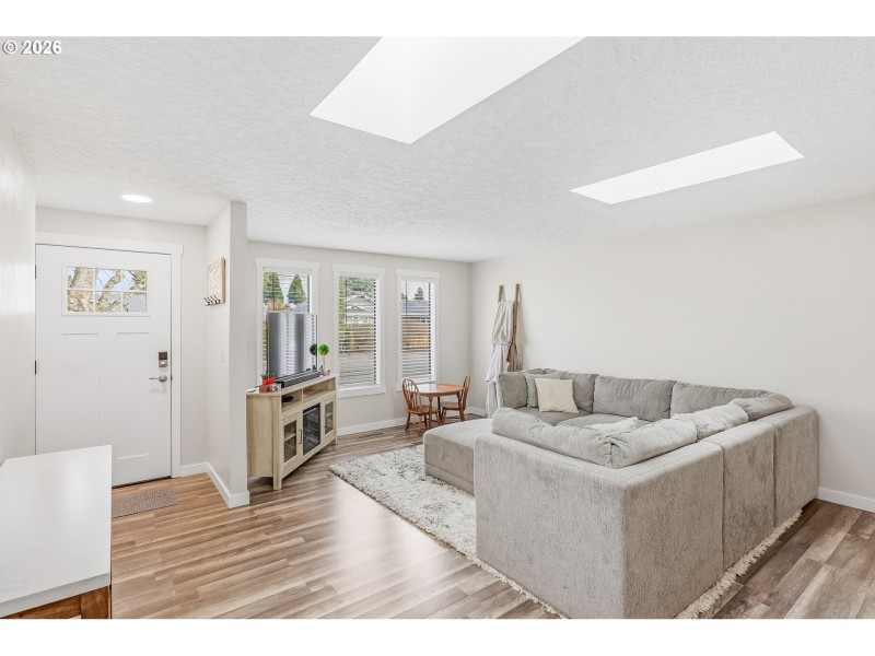 Living Room/Entrance