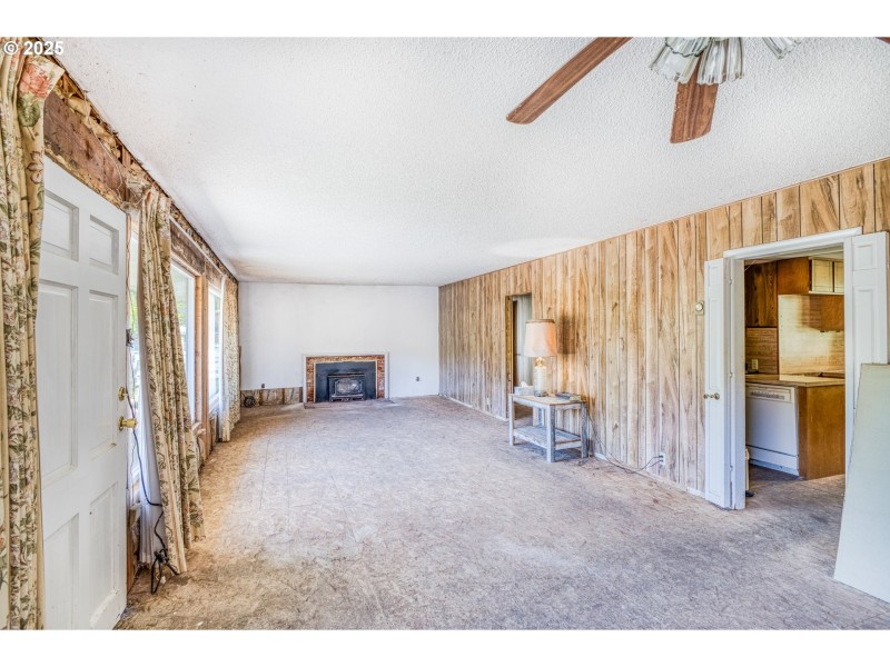 Living Room/Entrance