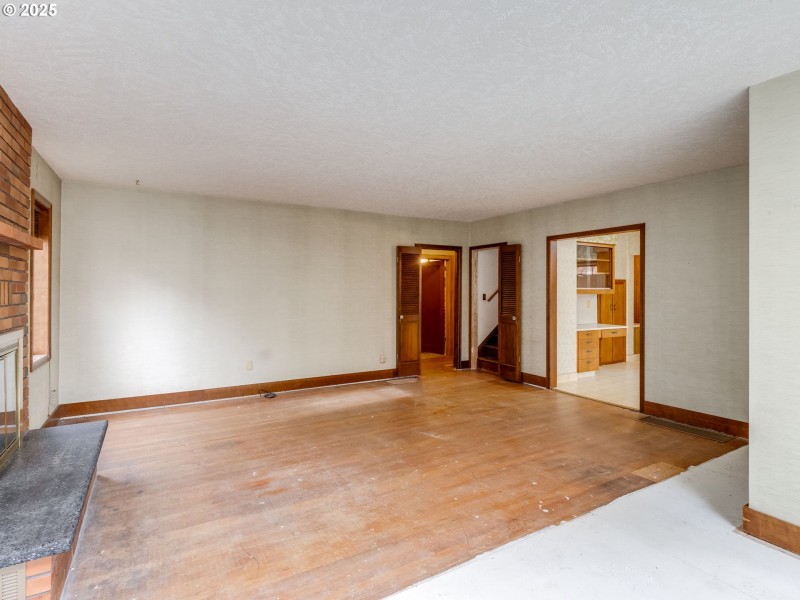 Living Room/Entrance