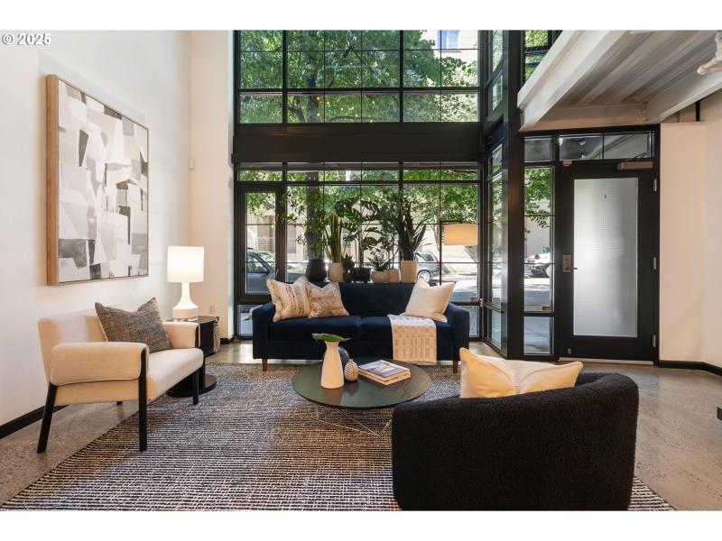 Living Room/Entrance