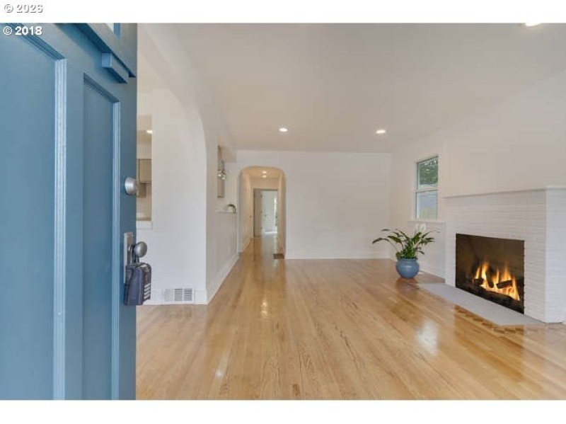 Living Room/Entrance