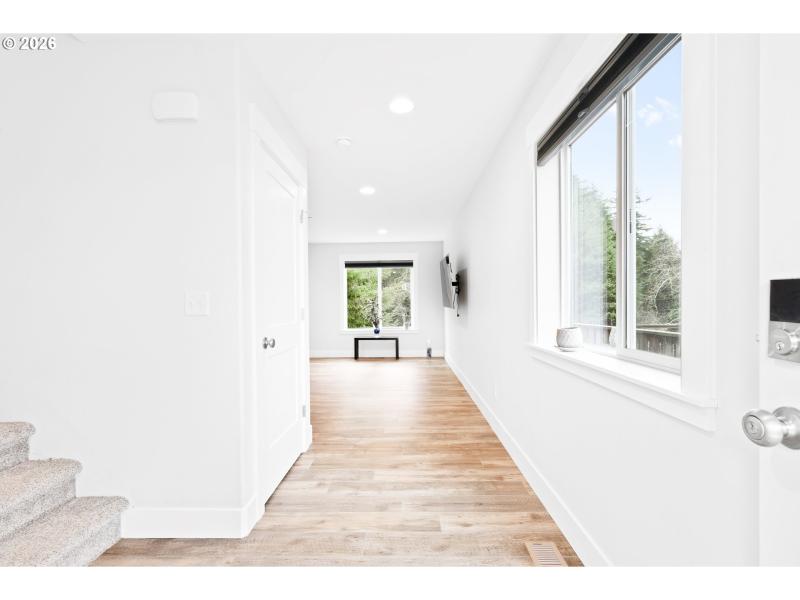 Living Room/Entrance