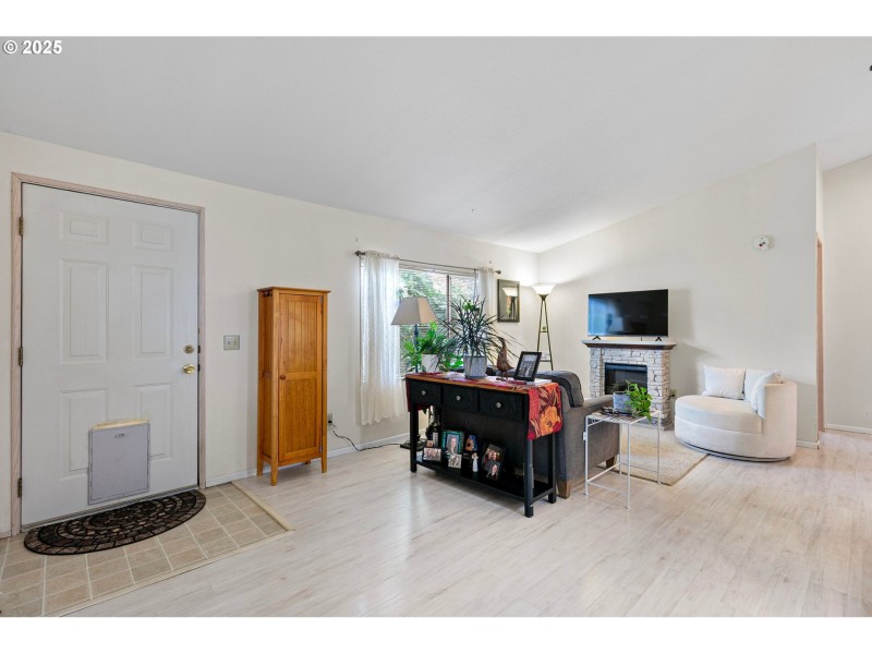 Living Room/Entrance