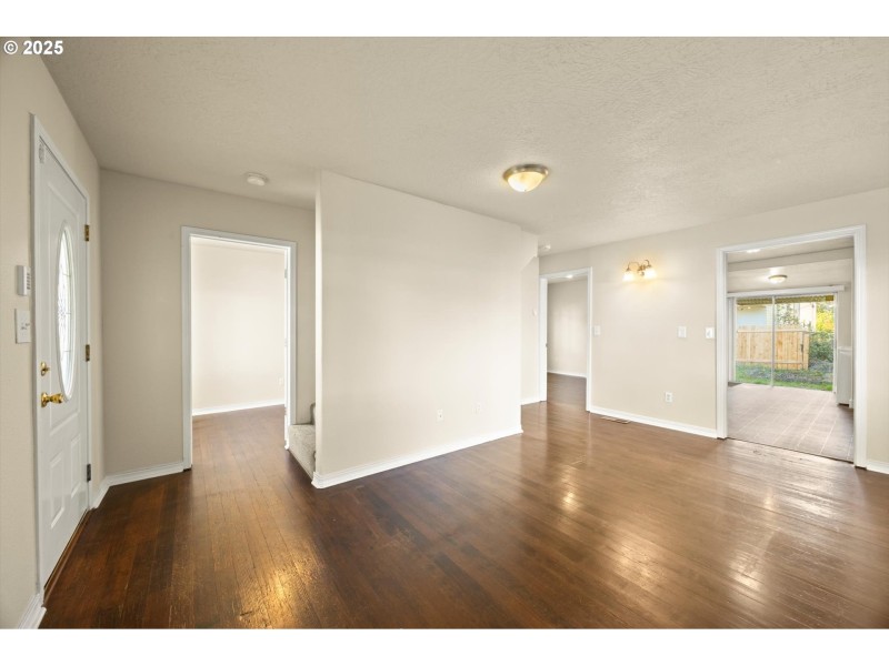 Living Room/Entrance