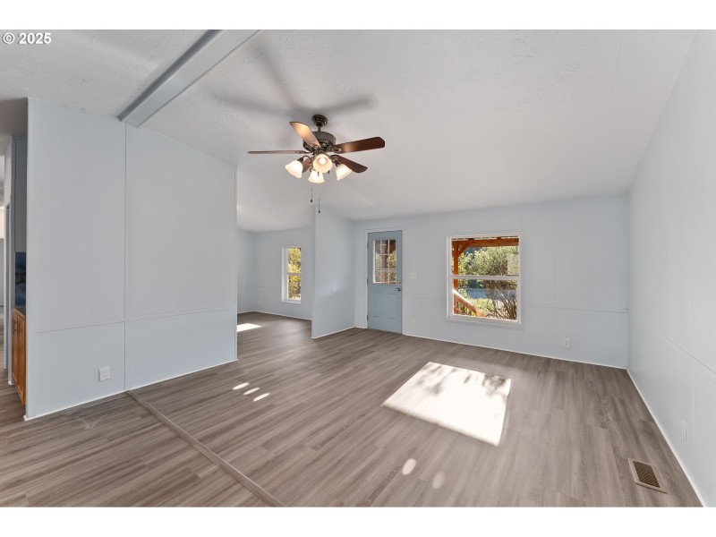 Living Room/Entrance