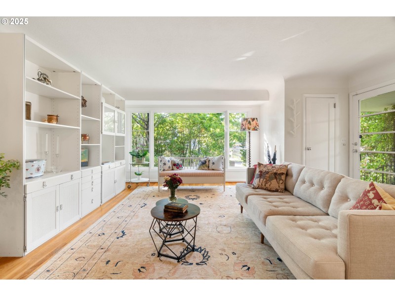 Living Room/Entrance