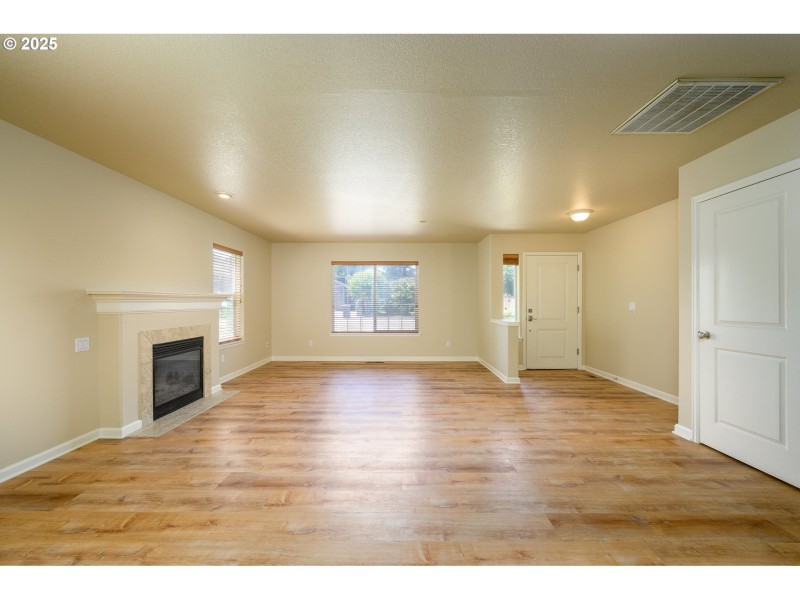 Living Room/Entrance