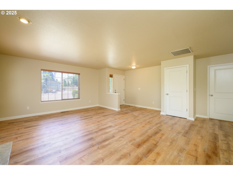 Living Room/Entrance