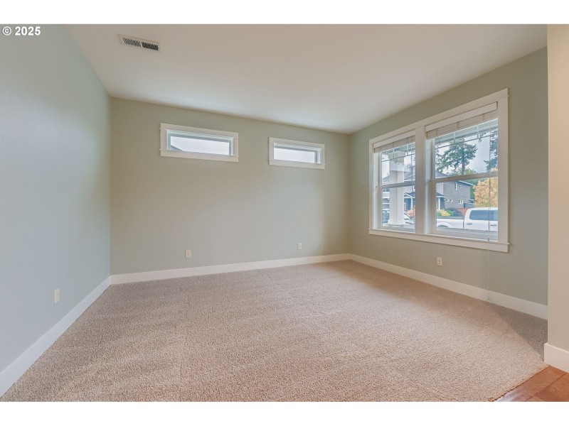 Living Room/Entrance