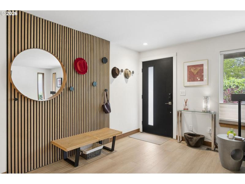 Living Room/Entrance