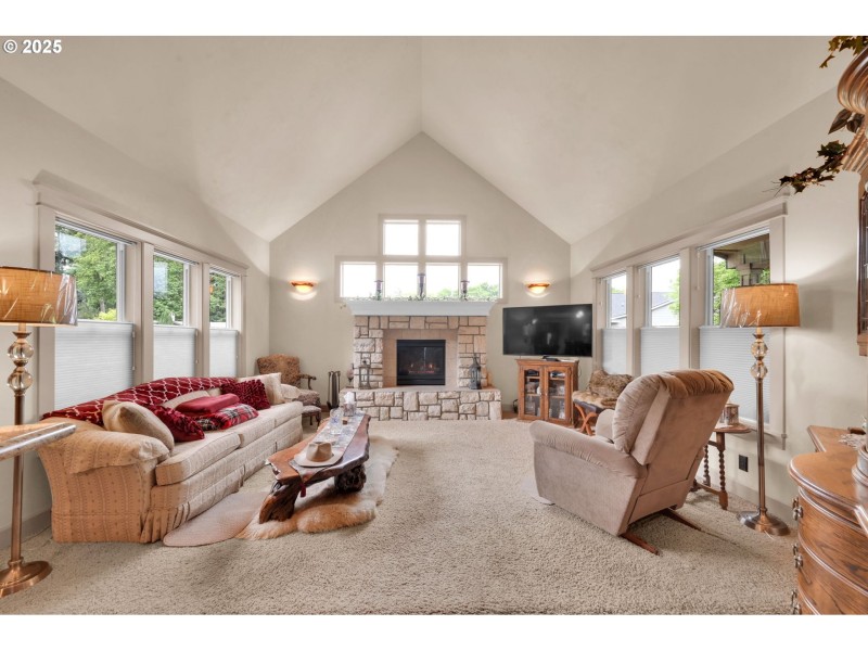 Living Room/Entrance