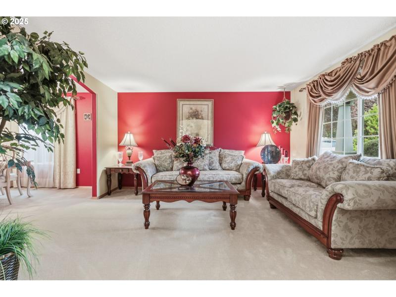 Living Room/Entrance