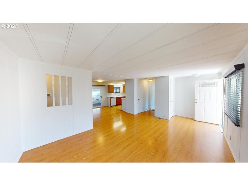 Living Room/Entrance