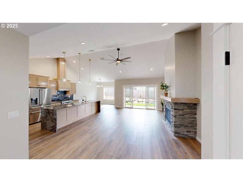 Living Room/Entrance