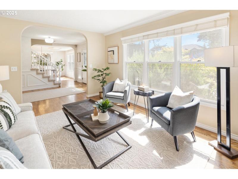 Living Room/Entrance