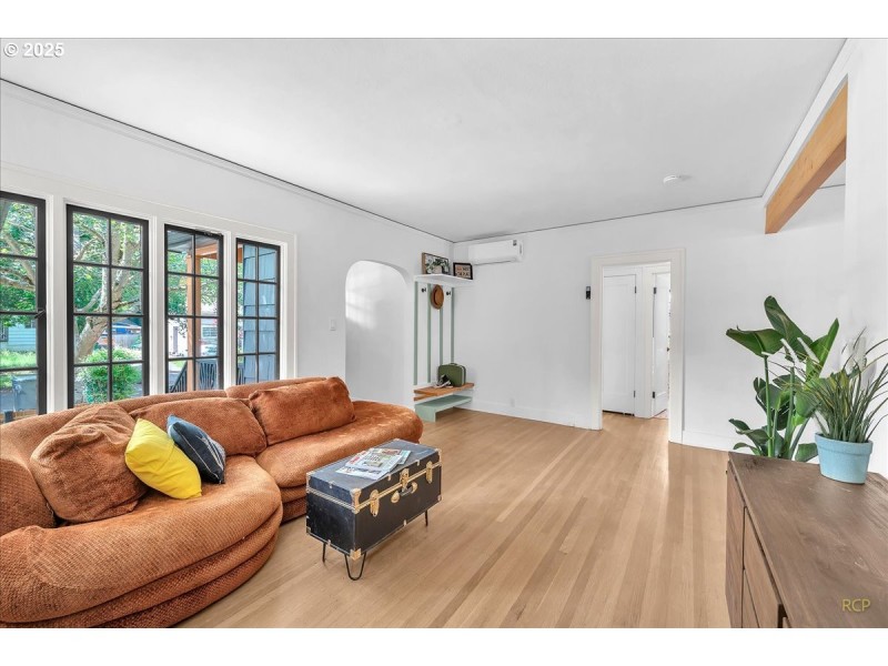 Living Room/Entrance
