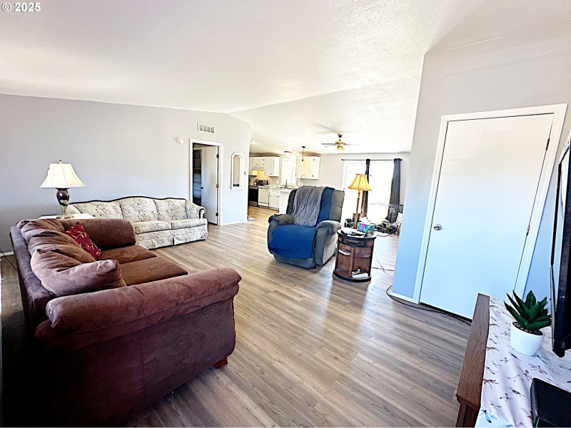 Living Room/Entrance