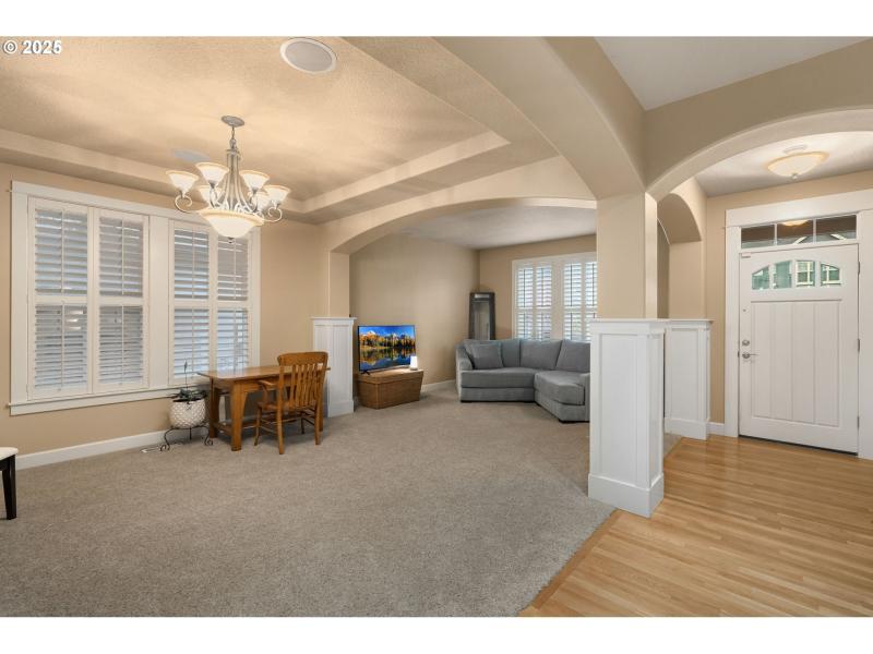 Living Room/Entrance