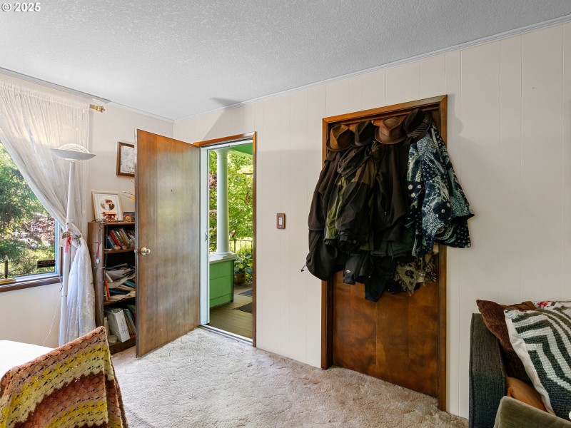 Living Room/Entrance