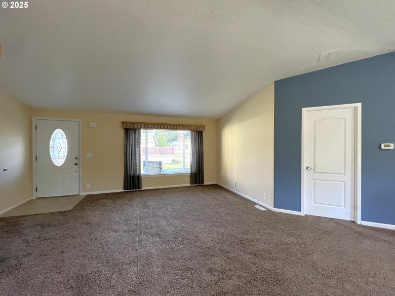 Living Room/Entrance