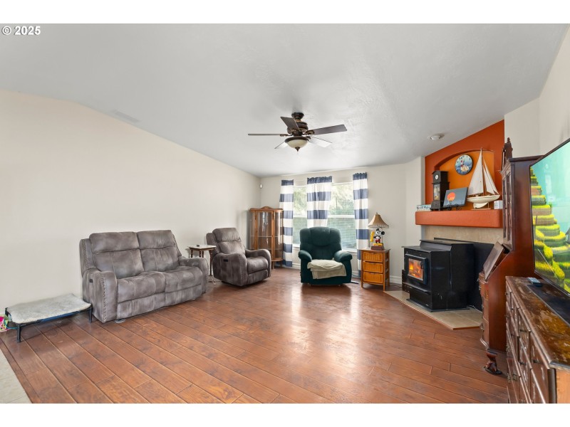 Living Room/Entrance