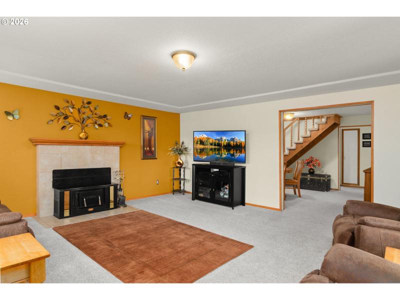 Living Room/Entrance